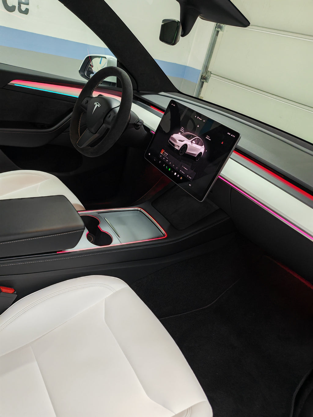 Ambientebeleuchtung Nachrüst-Set inkl. Montage – Tesla Model 3 / Y (App-gesteuert)