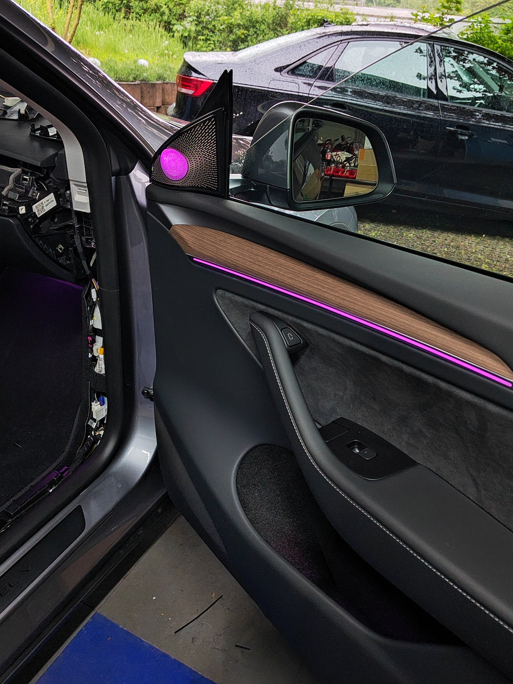 Ambientebeleuchtung Nachrüst-Set inkl. Montage – Tesla Model 3 / Y (App-gesteuert)