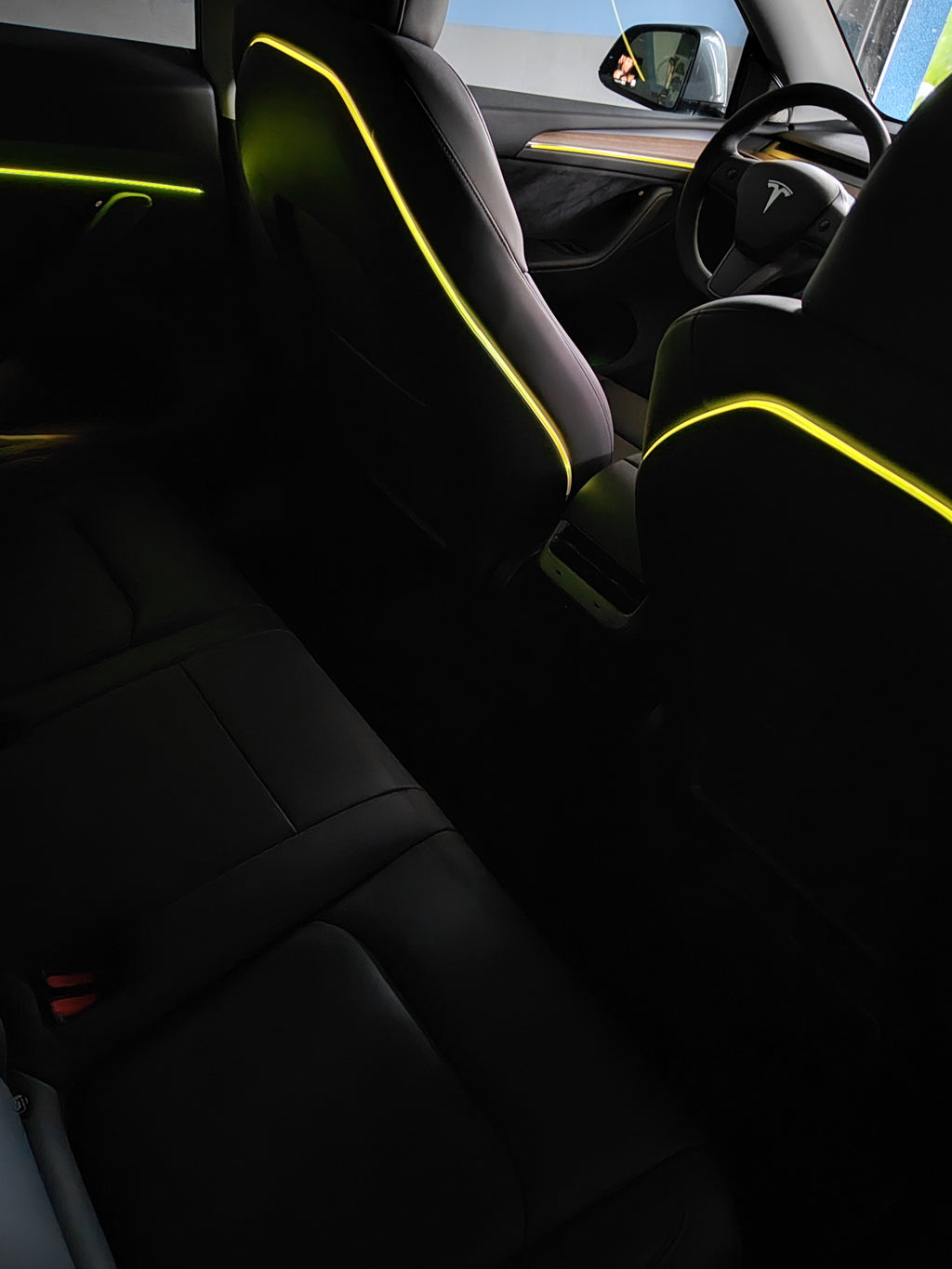 Ambientebeleuchtung Nachrüst-Set inkl. Montage – Tesla Model 3 / Y (App-gesteuert)