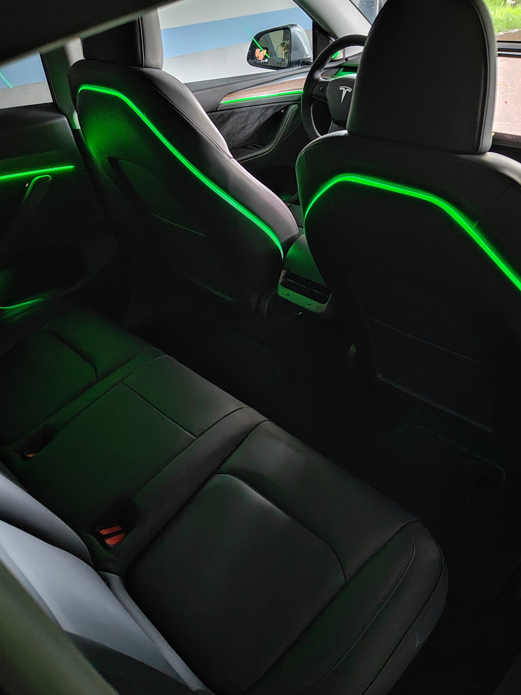 Ambientebeleuchtung Nachrüst-Set inkl. Montage – Tesla Model 3 / Y (App-gesteuert)